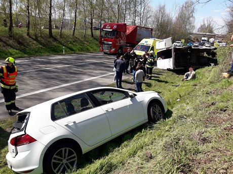 Nehoda osobního auta a dodávky u Cerekvice nad Lounou.