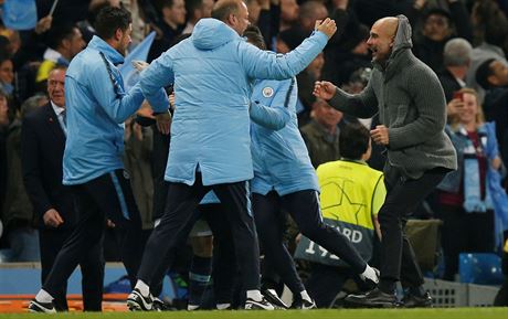 Trenr Josep Guardiola z Manchesteru City se se svmi asistenty raduje z glu,...