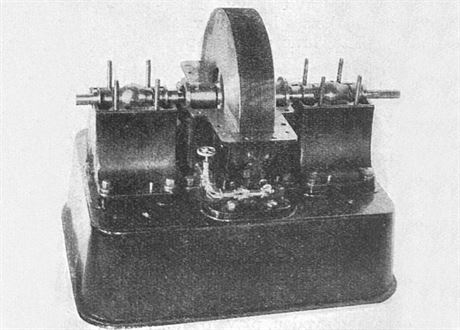 Dobový snímek prototypu Teslovy turíbny s odhalenými disky rotoru.