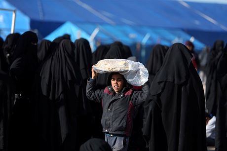 Vdovy po bojovníích Islámského státu v syrském uprchlickém táboe (2. dubna...
