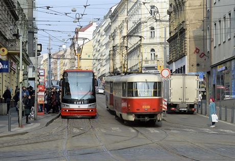 Tramvaje na zastávce Strossmayerovo námstí.(10. 4. 2019)