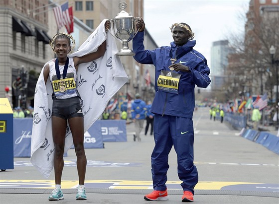 Vítzové Bostonského maratonu 2019. Kean Lawrence Cherono a Etiopanka Workne...