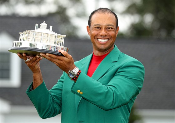 Tiger Woods s trofejí pro vítze Masters.