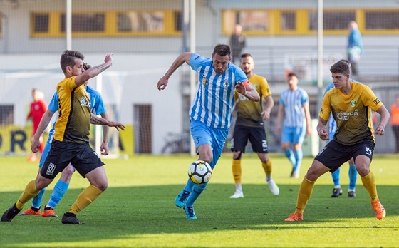 Prostjovský Karel Kroupa (uprosted) útoí v utkání proti Sokolovu.