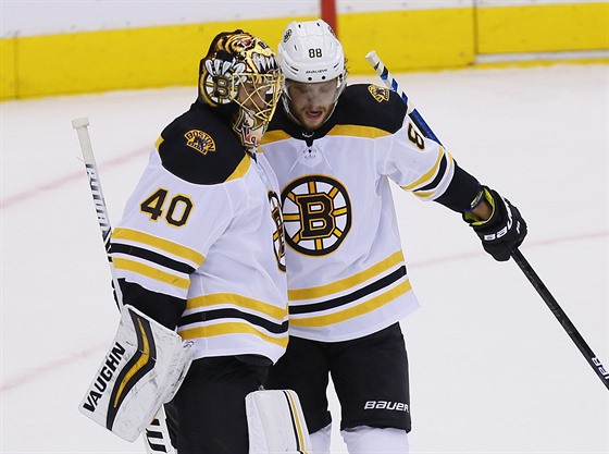 David Pastrák a branká Tuukka Rask z Bostonu po vítzném utkání s Torontem.