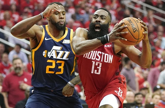 James Harden (vpravo) z Houstonu a Royce O'Neale z Utahu.