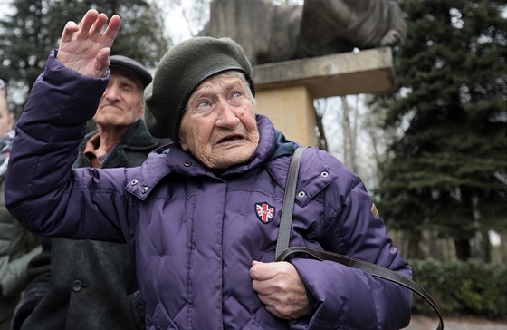 Iryna Mychailivna Shulová na míst nkdejího koncentraního tábora ve Svatav...