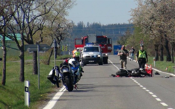 Na Píbramsku zemel motorká po sráce s autem (19. dubna 2019).