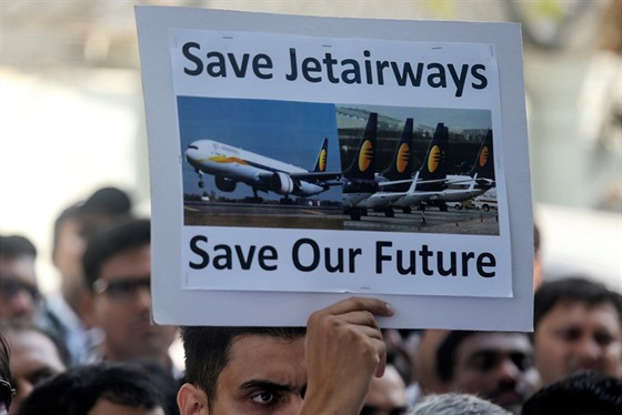 Zamstnanci spolenosti Jet Airways demonstrují proti sniování plat v indické...
