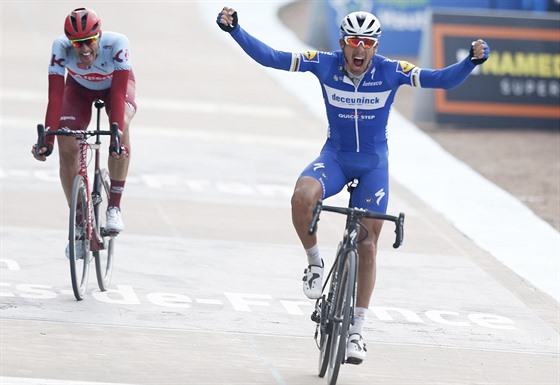 Belgický cyklista Philippe Gilbert slaví vítězství na nejslavnější klasice roku...