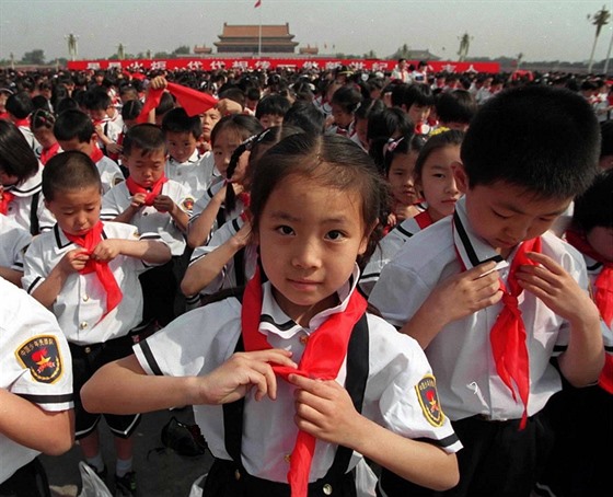Červený pionýrský šátek je v Číně téměř posvátný.