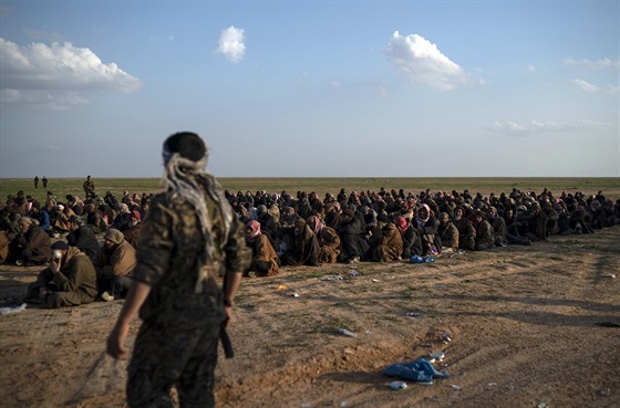 Lidé ekají na prohlídku poté, co uprchli z msta z Baghúz. (22. února 2019)