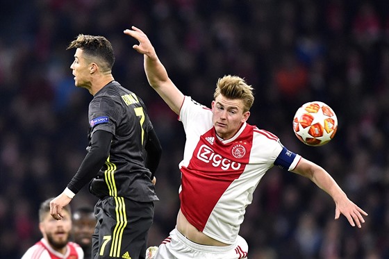 Matthijs de Ligt (Ajax) zvtzil v hlavikovm souboji s Cristianem Ronaldem...