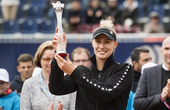 Slovinská tenistka Polona Hercogová pózuje s trofejí pro vítzku turnaje v...