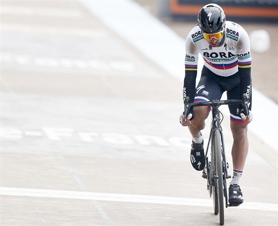 Vyerpan Peter Sagan ze Slovenska dojd do cle zvodu Pa-Roubaix.