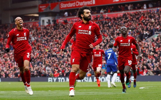 Mohamed Salah z Liverpoolu (v popedí) utíká oslavit se spoluhrái svj gól v...