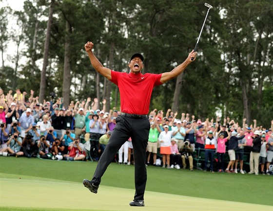 Americký golfista Tiger Woods slaví triumf na Masters.