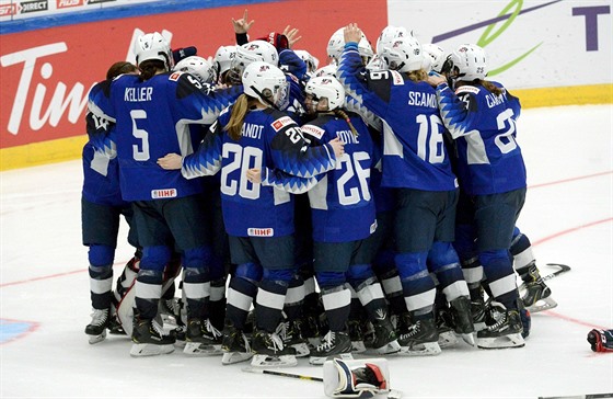 Americké hokejistky slaví vítzství nad Finskem ve finále mistrovství svta.