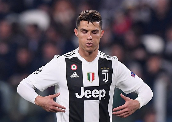 Jako by Cristiano Ronaldo nevil, e jeho Juventus prohrává s Ajaxem.
