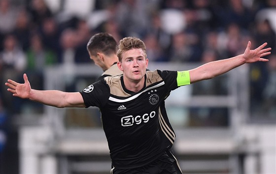 Mladý kapitán Ajaxu Matthijs de Ligt se raduje ze svého zásahu do sítě...