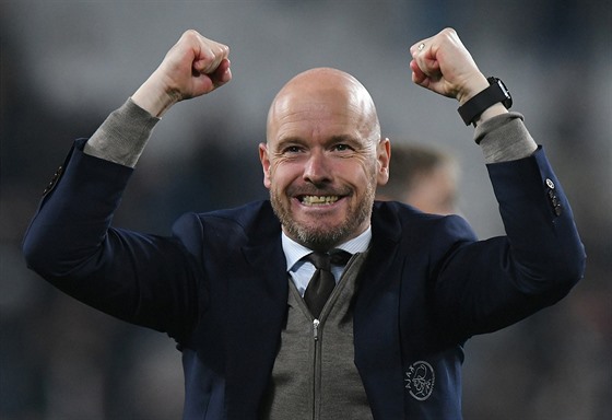 Erik ten Hag, trenér Ajaxu, se raduje z neekaného postupu svého celku do...