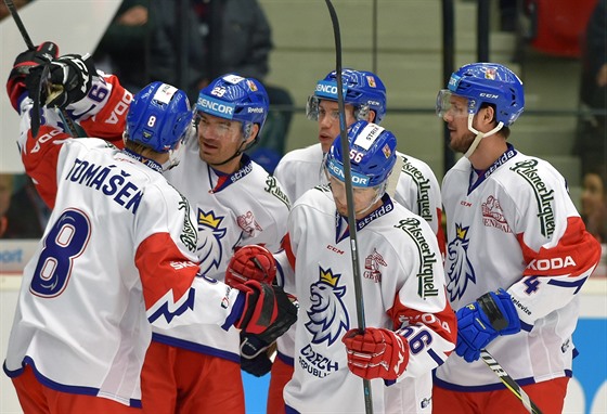 etí hokejisté se radují ze vsteleného gólu v utkání Euro Hockey Challenge...