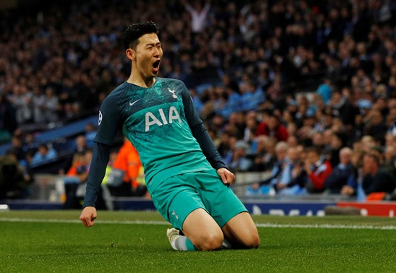 Hung-min Son (Tottenham) bhem oslavy gólu, který vstelil Manchesteru City