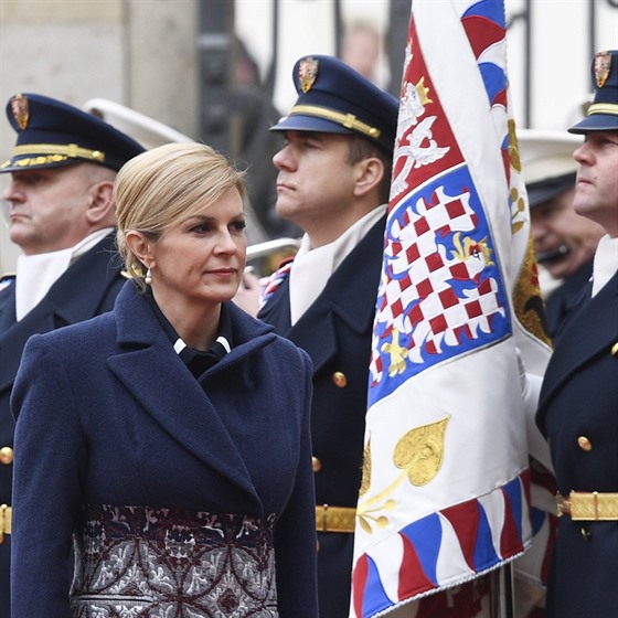 Chorvatská prezidentka Kolinda Grabarová Kitarovičová při slavnostním přivítání...