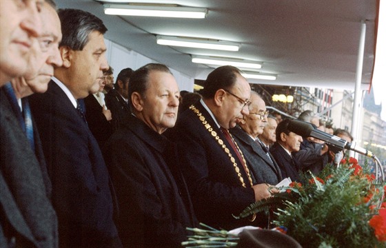 Normalizaní primátor Zdenk tafa (s primátorským etzem) na tribun v íjnu...