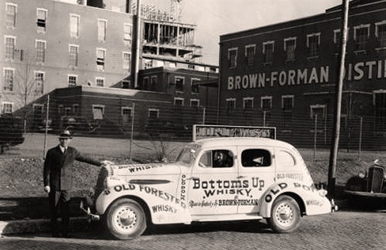 Reklamní automobil spolenosti Brown-Forman ped budovou palírny v roce 1936.