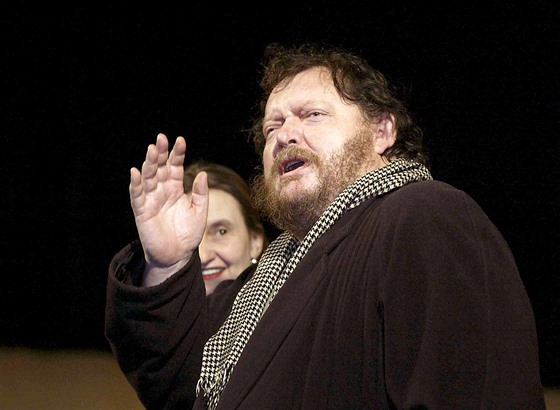 Herec Radomil Uhlí na premiée filmu Skítek (bezen 2005)