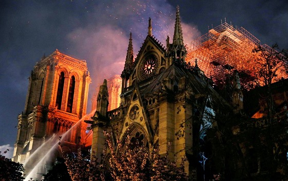Rozsáhlý poár v paíské katedrále Notre-Dame. (15. dubna 2019) 