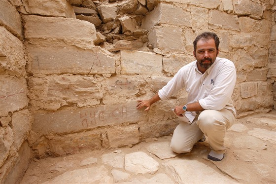 Jaromír Krejí ukazuje jedno z grafit oznaující majitelku hrobky.