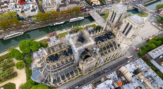 Letecký pohled na paískou katedrálu Notre Dame po niivém poáru.