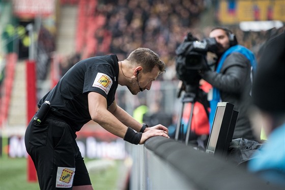 Rozhodí Karel Hrube v derby mezi Slavií a Spartou zkoumá na videu penaltovou...