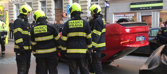 est aut se srazilo v ulici Rumunská. Jedno skonilo na stee.