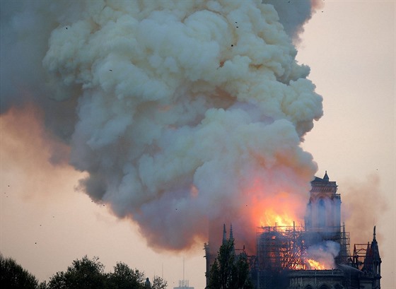 Hořící katedrála Notre Dame v Paříži (15. 4. 2019)