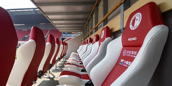 Nové sedaky na lavici náhradník na slávistickém stadionu v Edenu.
