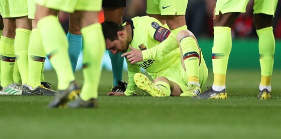 Lionel Messi z Barcelony krvácí z nosu po souboji s Chrisem Smallingem z...