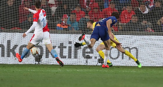 panlský obránce Marcos Alonso hlavikuje do brány Slavie, branká Ondej...