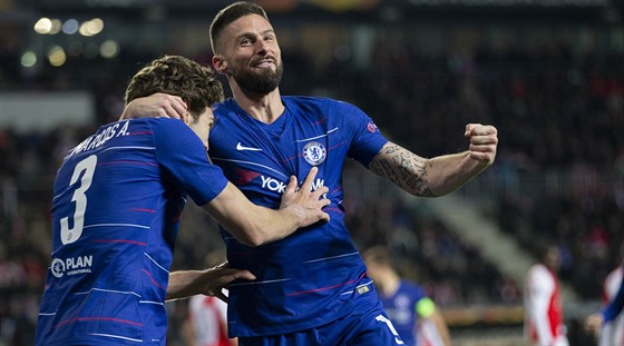 Oliver Giroud (vpravo) objímá Marcose Alonsa, který práv vstelil jediný gól...