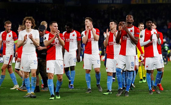 Slávistití fotbalisté kynou fanoukm na stadionu Stamford Bridge po vyazení...