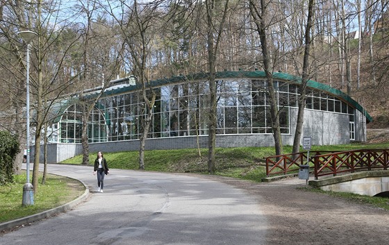 Krytý plavecký bazén v Havlíčkově Brodě. Od roku 2003 se zde používá slaná voda. Právě ta má podle mnohých špatný vliv na kovovou konstrukci stavby.