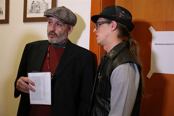 Michal K. (vpravo)  za podpory svého kamaráda zpěváka Jakuba Aliho (vlevo)...