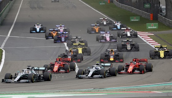 Momentka ze závodu formule 1 - ilustraní foto. 