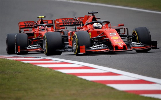 Sebastian Vettel a Charles Leclerc ve Velké cen íny formule 1.