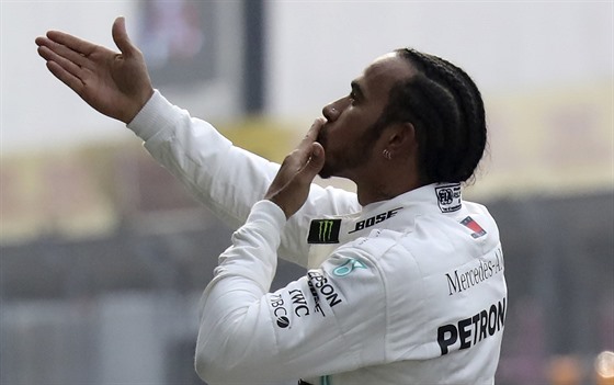 Lewis Hamilton po triumfu ve Velké cen íny formule 1.