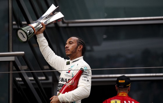 Lewis Hamilton po triumfu ve Velké cen íny formule 1.