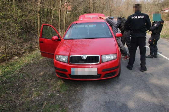 Zlodje zadreli policisté bezprostedn po inu díky duchapítomné pomoci...