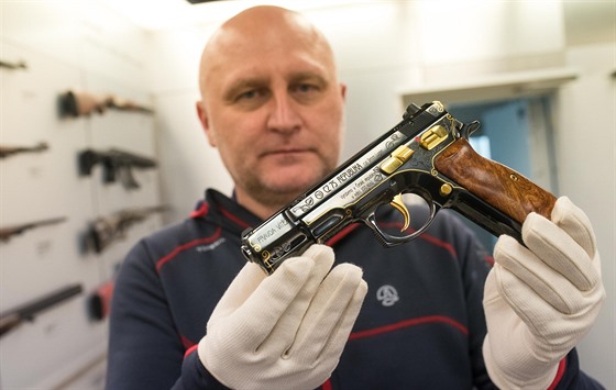 Rytec René Ondra s pistolí CZ 75 Republika pipomínající sté výroí vzniku...